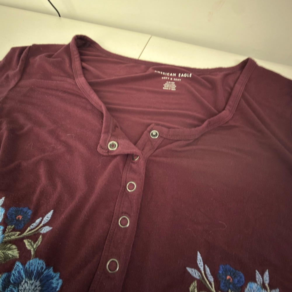 American Eagle Soft & Sexy Burgundy Floral Embroidered Babydoll Henley Top S - Picture 5 of 7